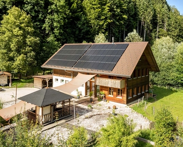  Solaranlage und Energiesteuerung für ein Einfamilienhaus in Niederscherli.