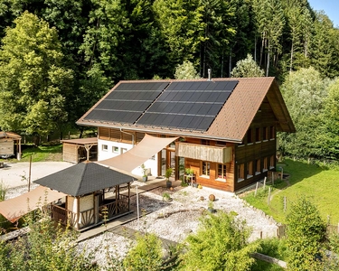 Solaranlage und Energiesteuerung für ein Einfamilienhaus in Niederscherli.