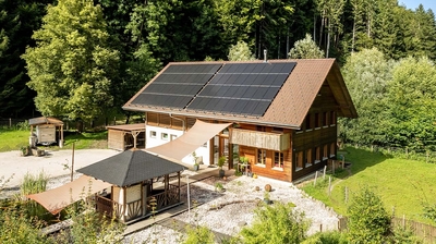  Solaranlage und Energiesteuerung für ein Einfamilienhaus in Niederscherli.