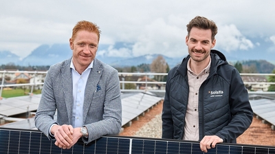 Roman Grabherr und Frederic Pali vor Solarpanel