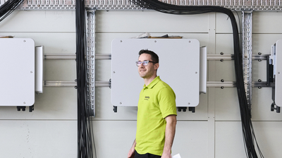 Solstis Projektleiter Jonas Zumsteg im Technikraum