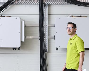 Solstis Projektleiter Jonas Zumsteg im Technikraum
