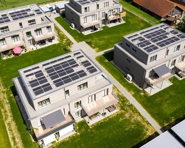 Solaranlage und Energiesteuerung auf Mehrfamilienhaus.