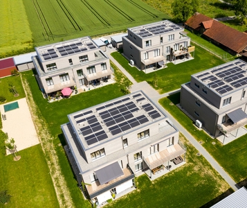 Solaranlage und Energiesteuerung auf Mehrfamilienhaus.