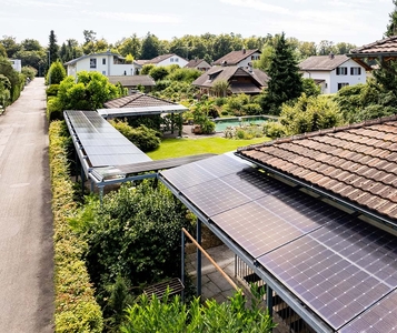 Solaranlage und Stromspeicher auf Pergola und Poolhaus in Aarwangen.