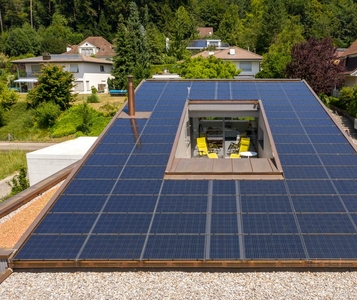 Solaranlage und Wärmepumpe auf Einfamilienhaus in Ittigen.