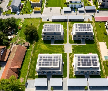 Solaranlage und Energiesteuerung auf Mehrfamilienhaus.