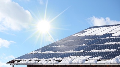 Solaranlage mit Schnee auf Panel