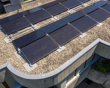 Solaranlage und Energiesteuerung in Büren an der Aare.