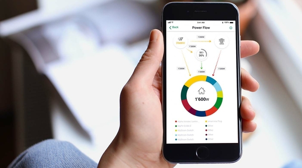 Eine Hand hält ein Smartphone auf dem die Home Energy App geöffnet ist.