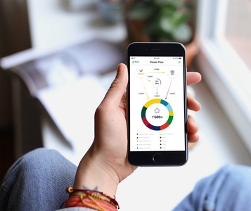 Eine Hand hält ein Smartphone auf dem die Home Energy App geöffnet ist.