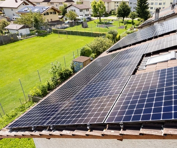 Solaranlage und Wärmepumpe für zwei Einfamilienhäuser in Heimberg.