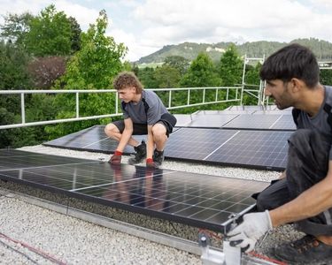 Mitarbeiter von Solstis installieren PV-Module