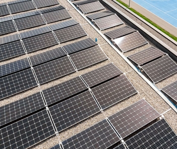 Solaranlage und Stromspeicher auf Schulhaus in Gümligen.