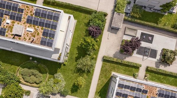 Mehrfamilienhaus Quartier mit Solaranlage