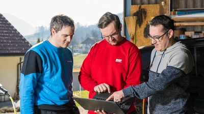 Mitarbeiter instruiert Kunde mit Tablet